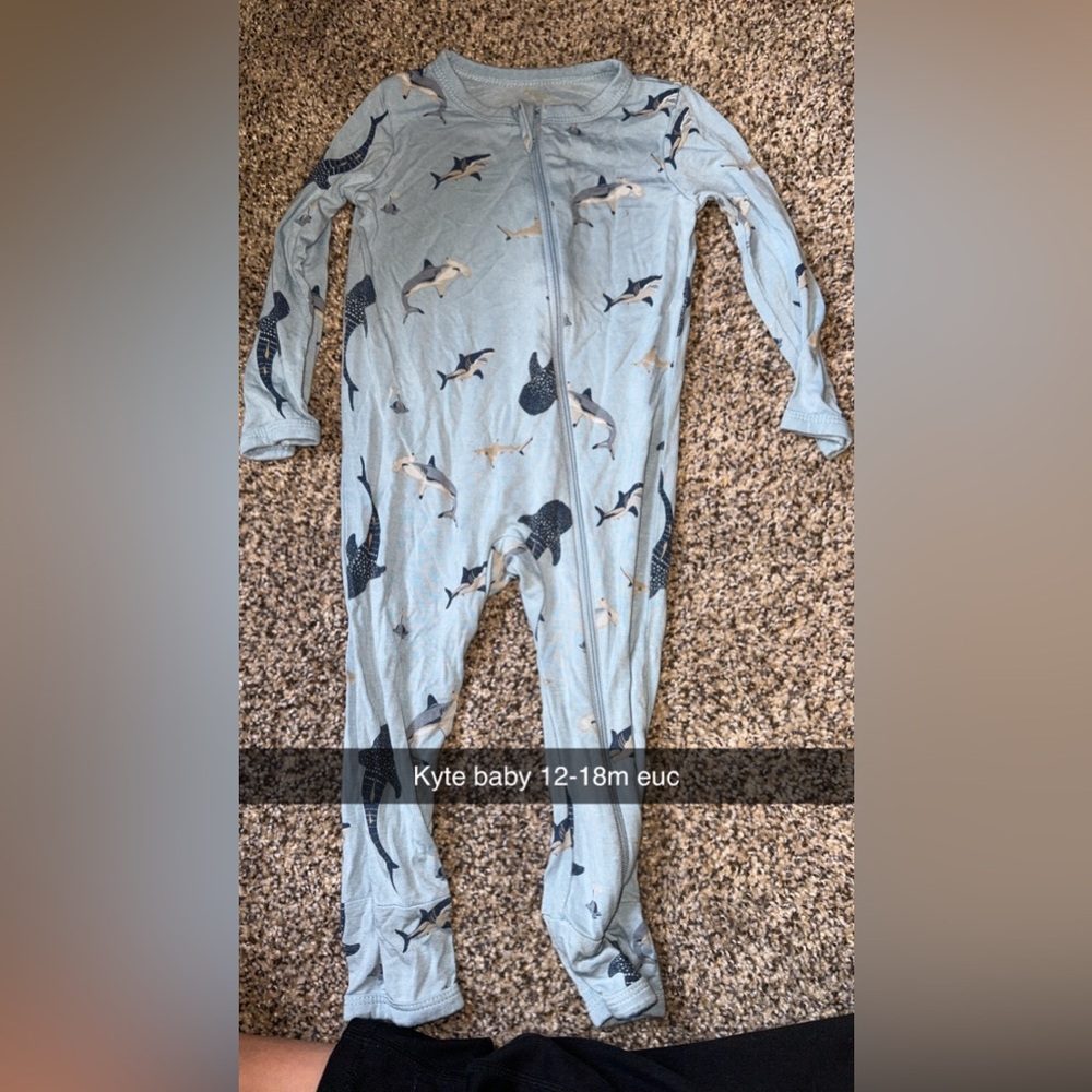 Kyte baby shark pjs 12-18m